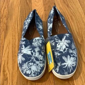 Toms Women’s Avalon Sneaker. Blue floral print.